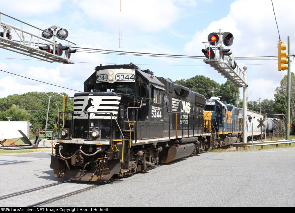 NS 5344 & CSXT 2523 lead a WSSB train